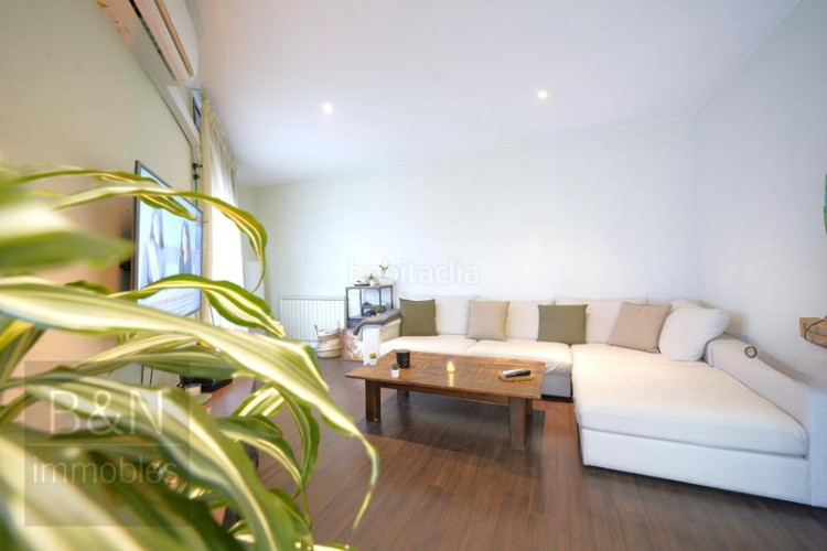 Casa  cantonera toda exterior, reformada en un estilo moderno y abierto, con una amplia terraza y gran garaje ! en Terrassa
