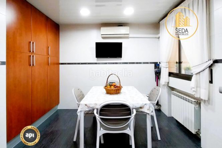 Casa impecable casa unifamiliar renovada con 4 plantas, garaje triple y estudio con chimenea en la gripia en Terrassa