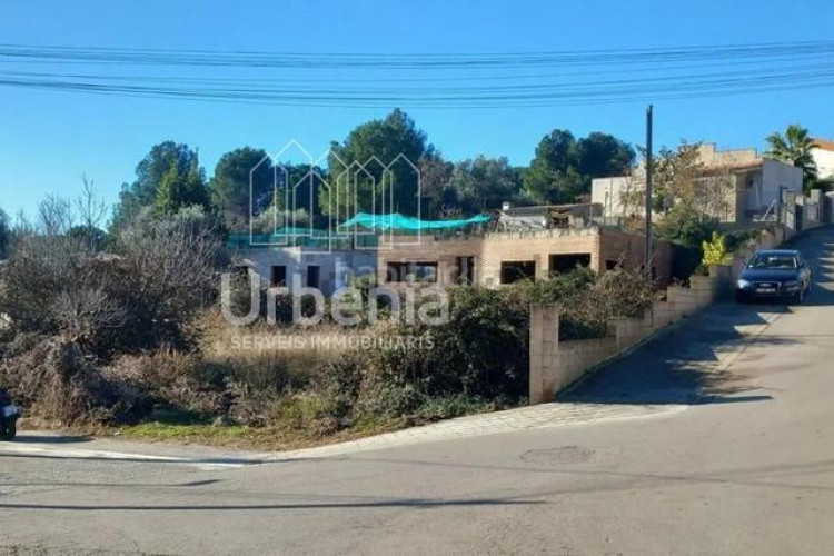 Chalet solar residencial esquinero con orientación sur en can boada, ! en Terrassa
