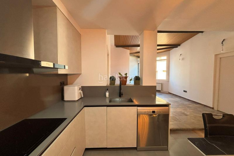 Casa adosada unifamiliar adosada, 4 habitaciones, gran garaje y terraza en Terrassa