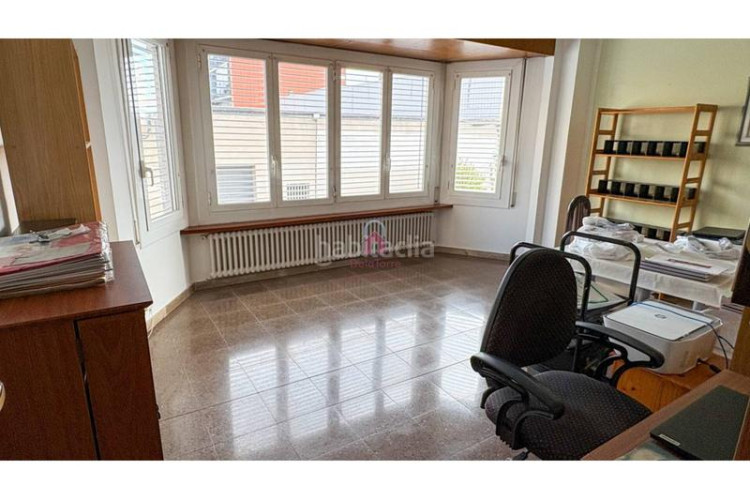 Casa  en venta en la gripia, en carrer borges blanques de 220m construidos con salida a patio de 40m, tres terrazas y en Terrassa