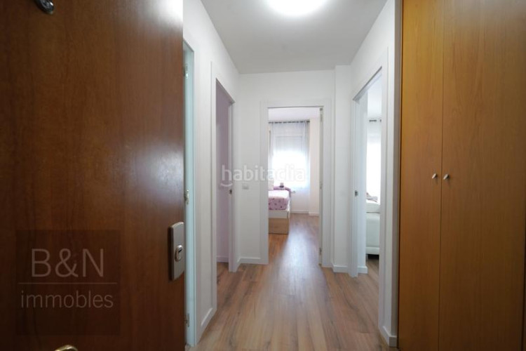 Piso una vivienda con calidez, luz y balcón recién reformado con plaza de garaje incluida en Terrassa