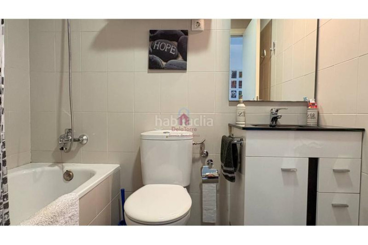 Piso  en venta con balcón a pie de comedor, parking y trastero, listo para entrar a vivir! en Terrassa