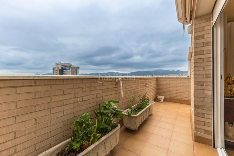 Ático  dúplex con terrazas y vistas panorámicas a un paso del centro , plaza de parking incluida en Terrassa