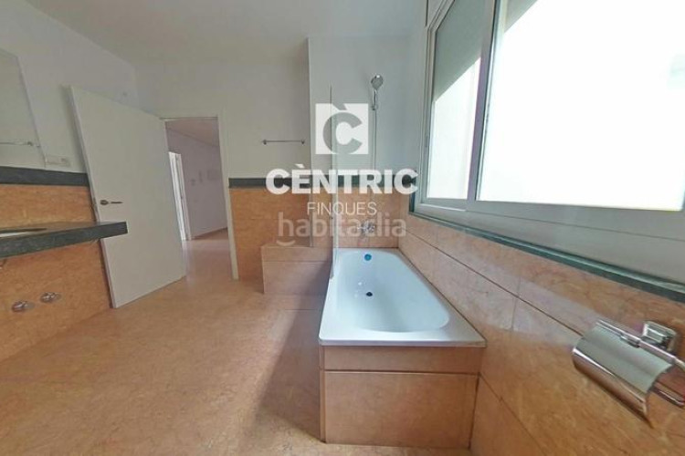 Piso amplio piso reformado con 4 habitaciones y ascensor ideal para familias o inversores! en Terrassa