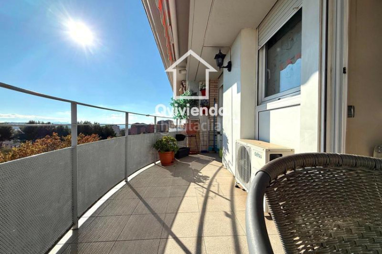 Ático  de 3 habitaciones con gran balcón en av glories catalanes, en Terrassa