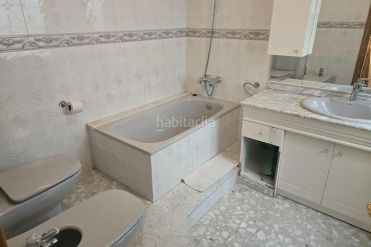 Chalet casa de 3 plantas con piscina y gran garajealmacén en Terrassa