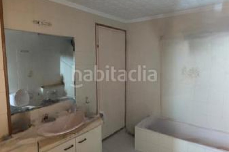 Casa adosada casa estupenda para reformar y economica en Can Boada en Terrassa