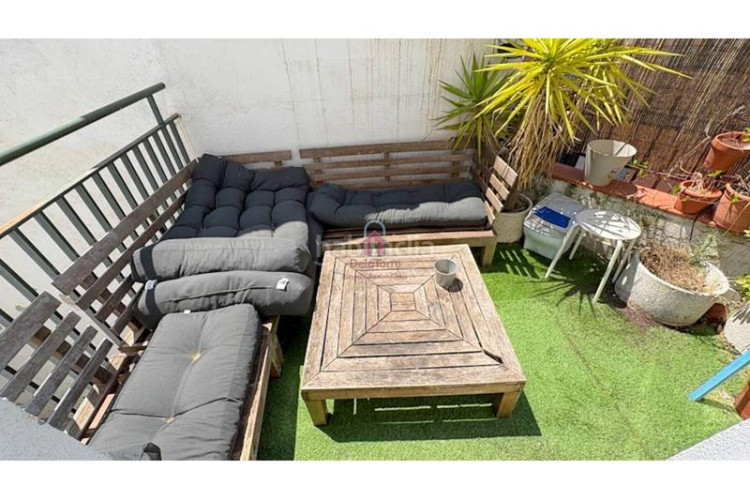 Casa pareada casa en en venta ca naurell de 210m construidos con salida a patio, dos terrazas y garaje. en Terrassa