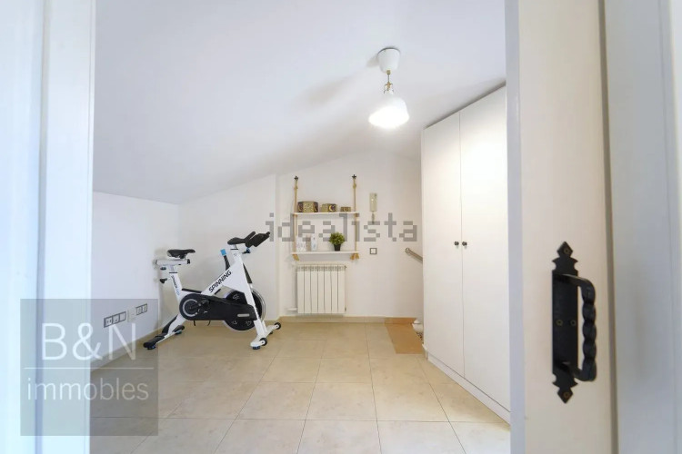 ¡Bienvenido al hogar de tus sueños! Este exclusivo dúplex es mucho más que una vivienda.