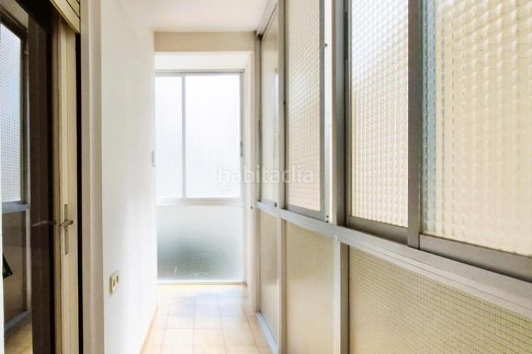 Piso de 137 m2 amb 4 hab i balco 10 m2 oest al carrer ireneu a 50 metres rambla en Terrassa