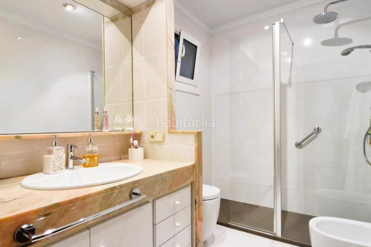 Piso de 137 m2 amb 4 hab i balco 10 m2 oest al carrer ireneu a 50 metres rambla en Terrassa