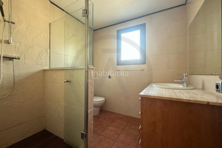 Casa adosada amplia casa adosada en La Maurina – 293 m², con garaje, ascensor y terrazas en Terrassa
