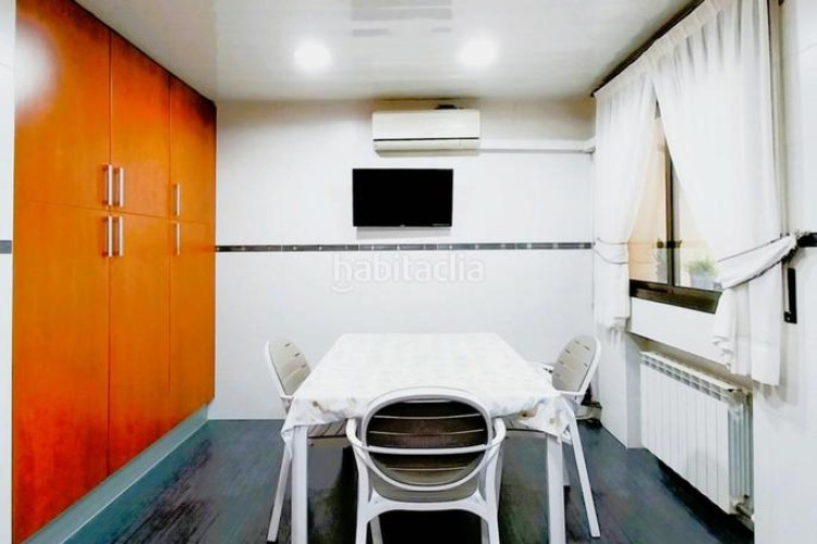 Casa magnifica unifamiliar de 230 m2 con garaje 3 coches, 3 grandes dormitorios, especatcular estudio 55 m2 y patio en Terrassa