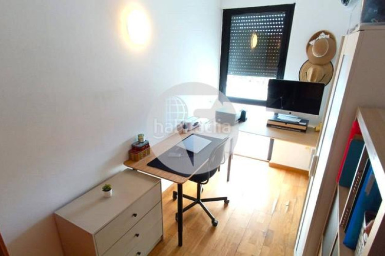 Piso bonito piso de 85 m2, 3 hab, 2 baños, galería, balcón, pk y zona comunitaria, en zona olímpica en Terrassa