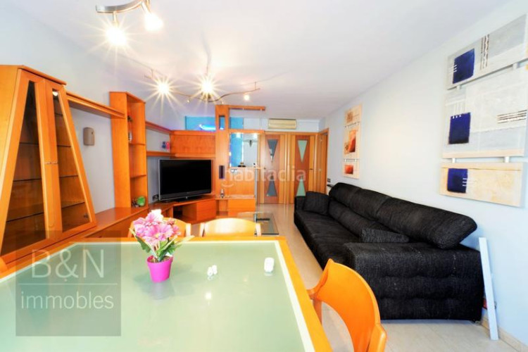 Piso una vivienda reformada, llena de luz natural, de estilo moderno y equipada con muebles hechos a medida! en Terrassa