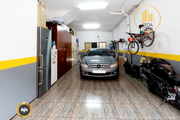 Casa impecable casa unifamiliar renovada con 4 plantas, garaje triple y estudio con chimenea en la gripia en Terrassa