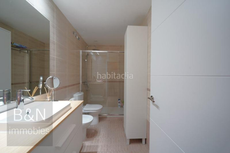 Piso una vivienda con calidez, luz y balcón recién reformado con plaza de garaje incluida en Terrassa