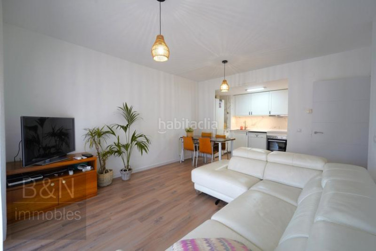 Piso una vivienda con calidez, luz y balcón recién reformado con plaza de garaje incluida en Terrassa