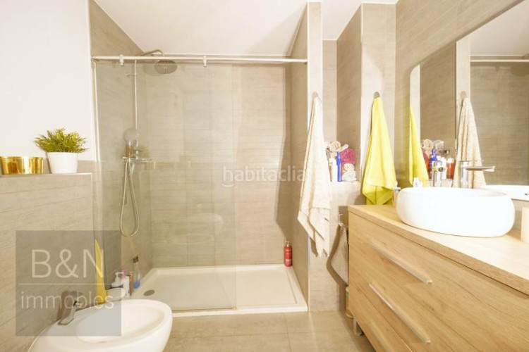 Casa  cantonera toda exterior, reformada en un estilo moderno y abierto, con una amplia terraza y gran garaje ! en Terrassa