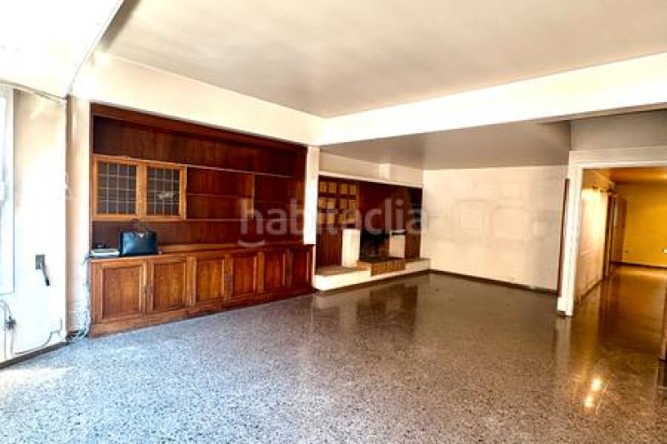 Piso  señorial único en pleno centro – 6 habitaciones, 3 baños, terraza de 200 m², parking incluido en Terrassa