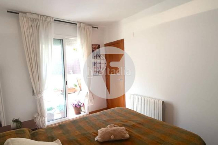 Planta baja bonita planta baja de 2 hab, terraza con barbacoa y plaza de aparcamiento en carrer conca torresana la gripia, en Terrassa