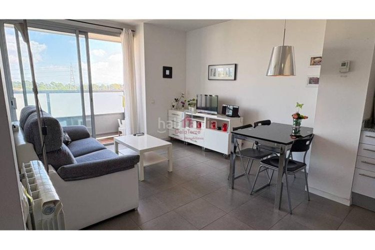 Piso  en venta con balcón a pie de comedor, parking y trastero, listo para entrar a vivir! en Terrassa