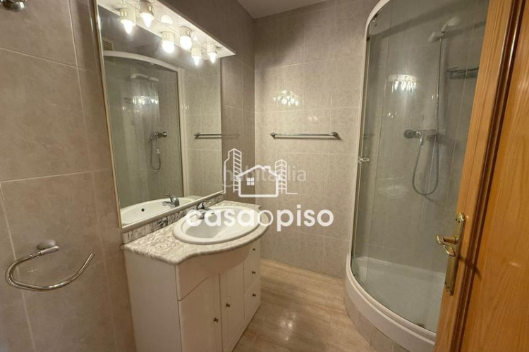 Piso amplio piso reformado en Can Roca. 3 dormitorios, 2 baños y terraza de 12 m. vistas espectaculares. ideal para tu familia. no lo d en Terrassa
