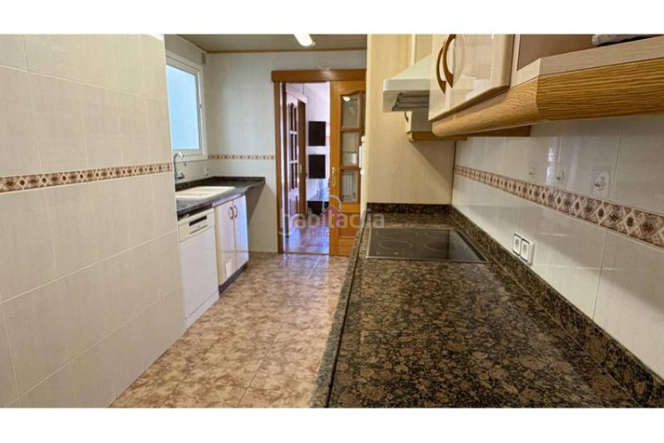 Ático  en venta tocando avda. jaume 1 de 105m construidos con salida a terraza de 18m a pie de comedor. en Terrassa