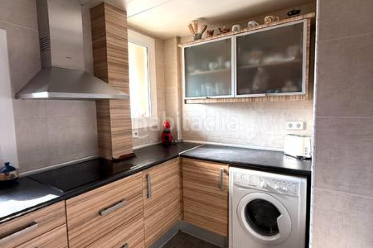 Piso zona de Ca n'Aurell. piso de 4habs. + 2lav. + balcón en angel sallent en Terrassa