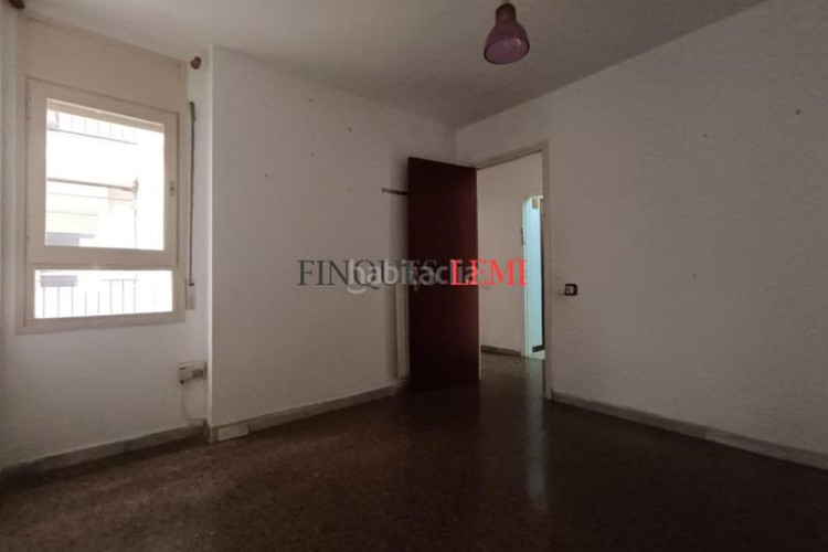 Piso  4 habitaciones junto a plaça lluís companys ascensor en Terrassa