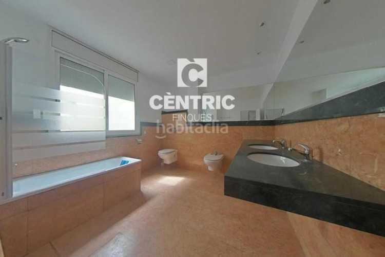 Piso amplio piso reformado con 4 habitaciones y ascensor ideal para familias o inversores! en Terrassa
