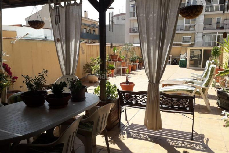 Piso  en venta, ,francesc macià. 4 hab, 2 baños. terraza 100 m2. ascensor, calefacción, a.a. pk opcional alquiler en Terrassa