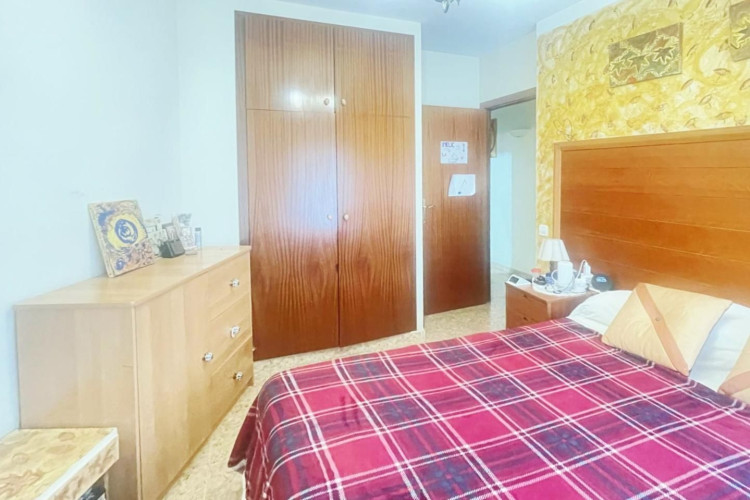 Plau00E7a del Mestre Serrat, Sant Pere