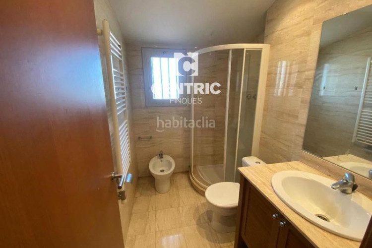 Dúplex piso de tres habitaciones situado en el barrio de escoles. en Terrassa