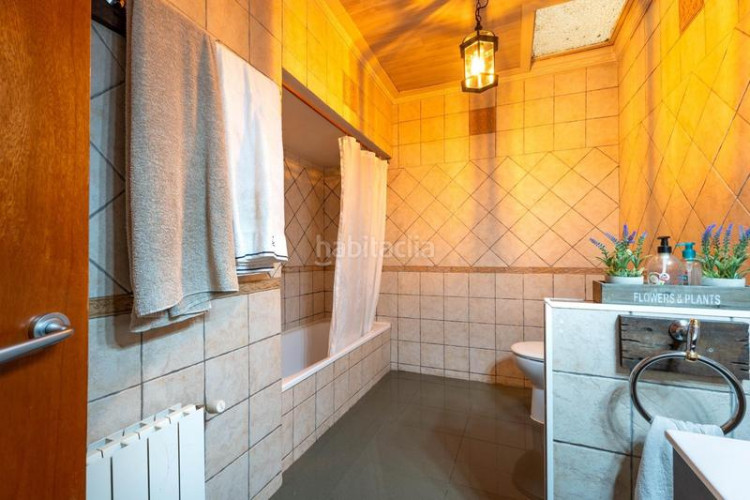 Casa adosada casa para entrar a vivir, con patio y terraza. a 10min. estación renfe este. en Terrassa