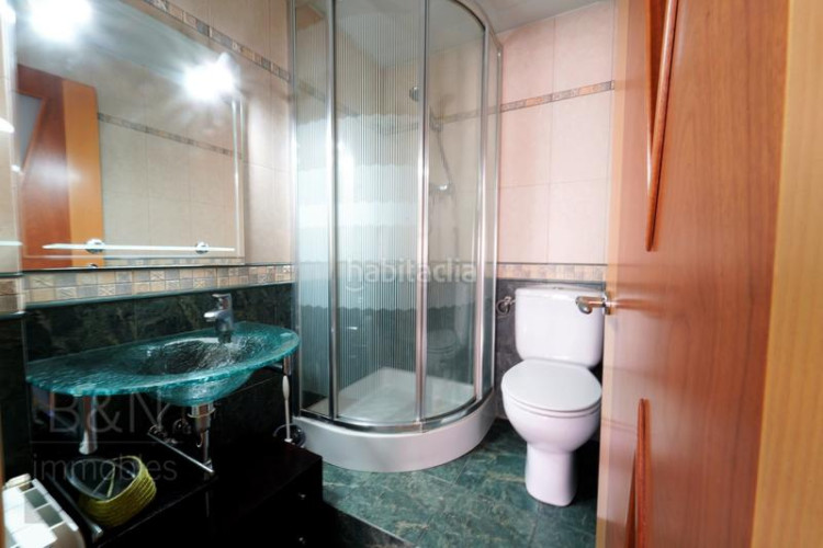 Piso una vivienda reformada, llena de luz natural, de estilo moderno y equipada con muebles hechos a medida! en Terrassa