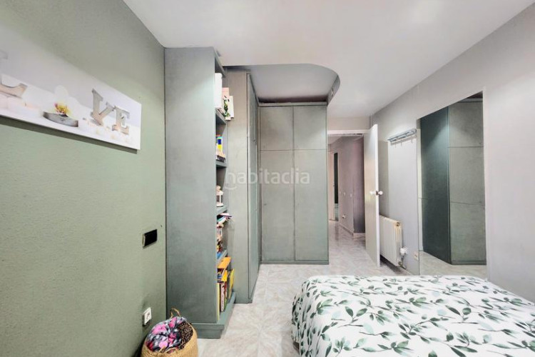 Piso con entrada independiente, terraza y parking en Terrassa
