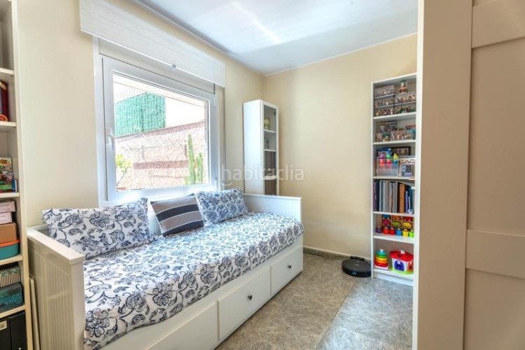 Casa adosada casa para entrar a vivir, con patio y terraza. a 10min. estación renfe este. en Terrassa