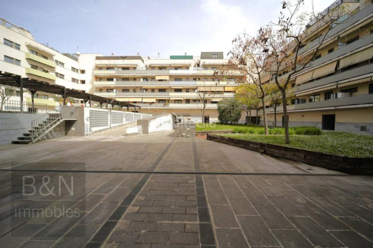 Piso te vas a enamorar de su carácter! amplio, luminoso, con zona comunitaria y plaza de párquing con trastero en Terrassa