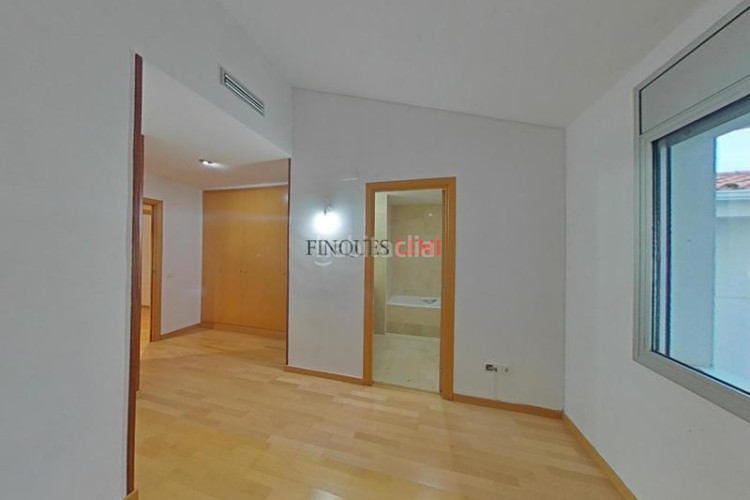 Piso dúplex con 4 habitaciones, 3 baños y parking en ubicación privilegiada en Terrassa