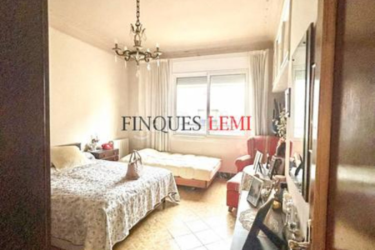 Casa adosada casa a reformar con potencial para 2 viviendas centro en Terrassa