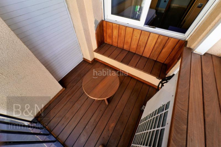 Piso una vivienda reformada, llena de luz natural, de estilo moderno y equipada con muebles hechos a medida! en Terrassa