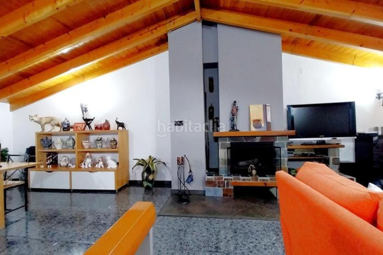 Casa magnifica casa unifamiliar de 230 m2 con 3 hab dobles y gran estudio 55 m2 en Terrassa