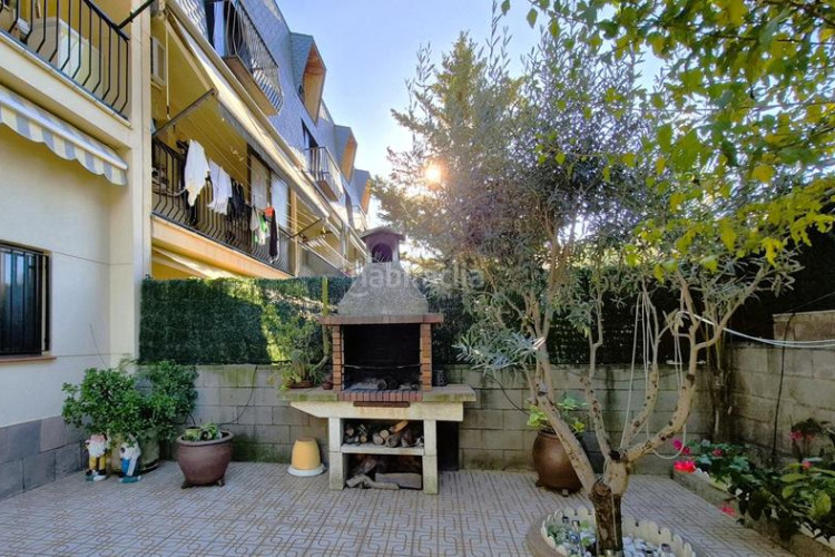 Casa magnifica casa unifamiliar de 230 m2 con 3 hab dobles y gran estudio 55 m2 en Terrassa