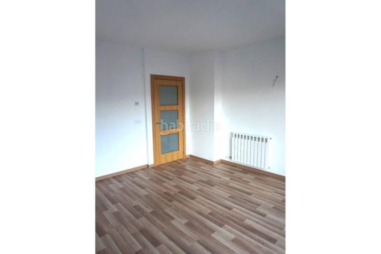 Piso torressana fantastico piso de 2 habitaciones con pk trastero con piscina comunitaria en Terrassa