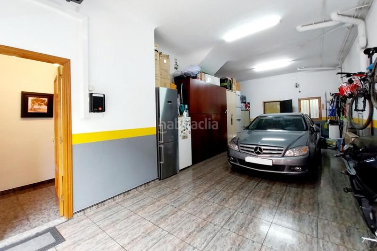 Casa adosada  con patio de 34m en la gripia, 3 hab. dobles estudio de 55m con fuego a tierra. amplio garaje en Terrassa