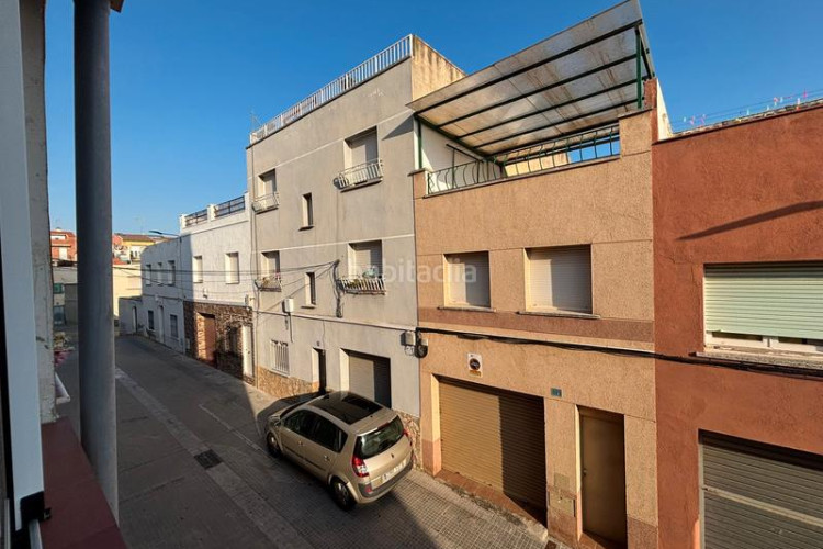 Casa adosada unifamiliar adosada, 4 habitaciones, gran garaje y terraza en Terrassa