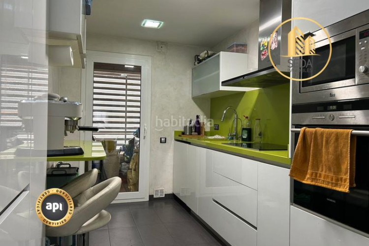 Piso amplio piso familiar con suite, balcones y parking en zona residencial tranquila en Terrassa