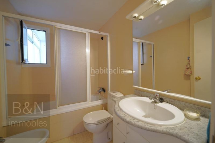 Piso un hogar de tres habitaciones, balcón, plaza de parking y trastero en Terrassa